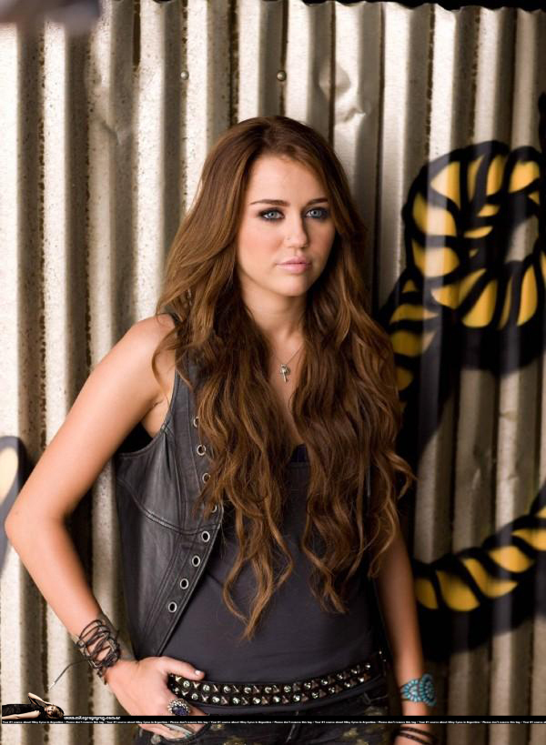 Party-in-The-USA-miley-cyrus-8367557-600-819.jpg
